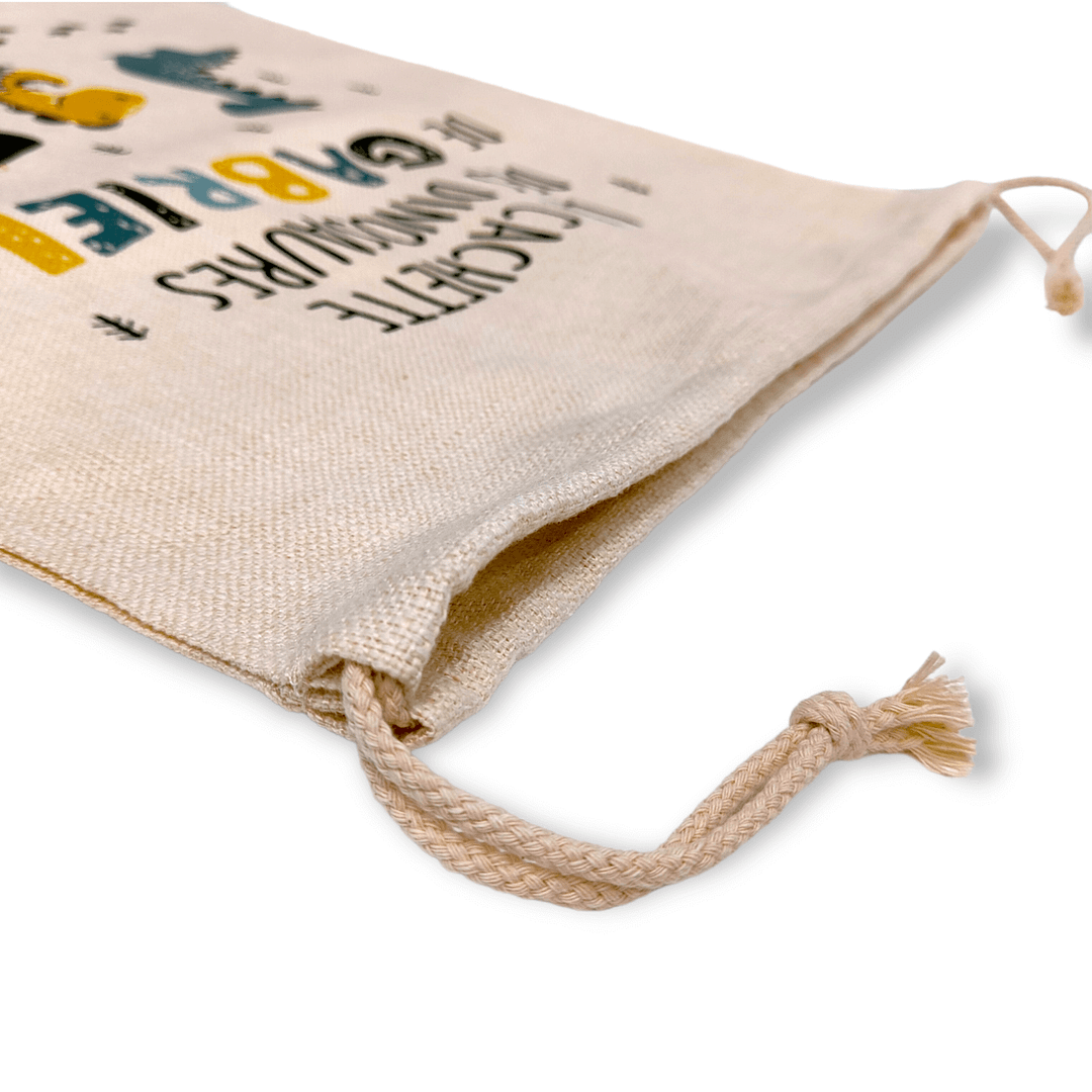 Sac à jouets pour enfant sur le thème des dinosaures. Pour une chambre bien rangée. Personnalisable au prénom de votre enfant.